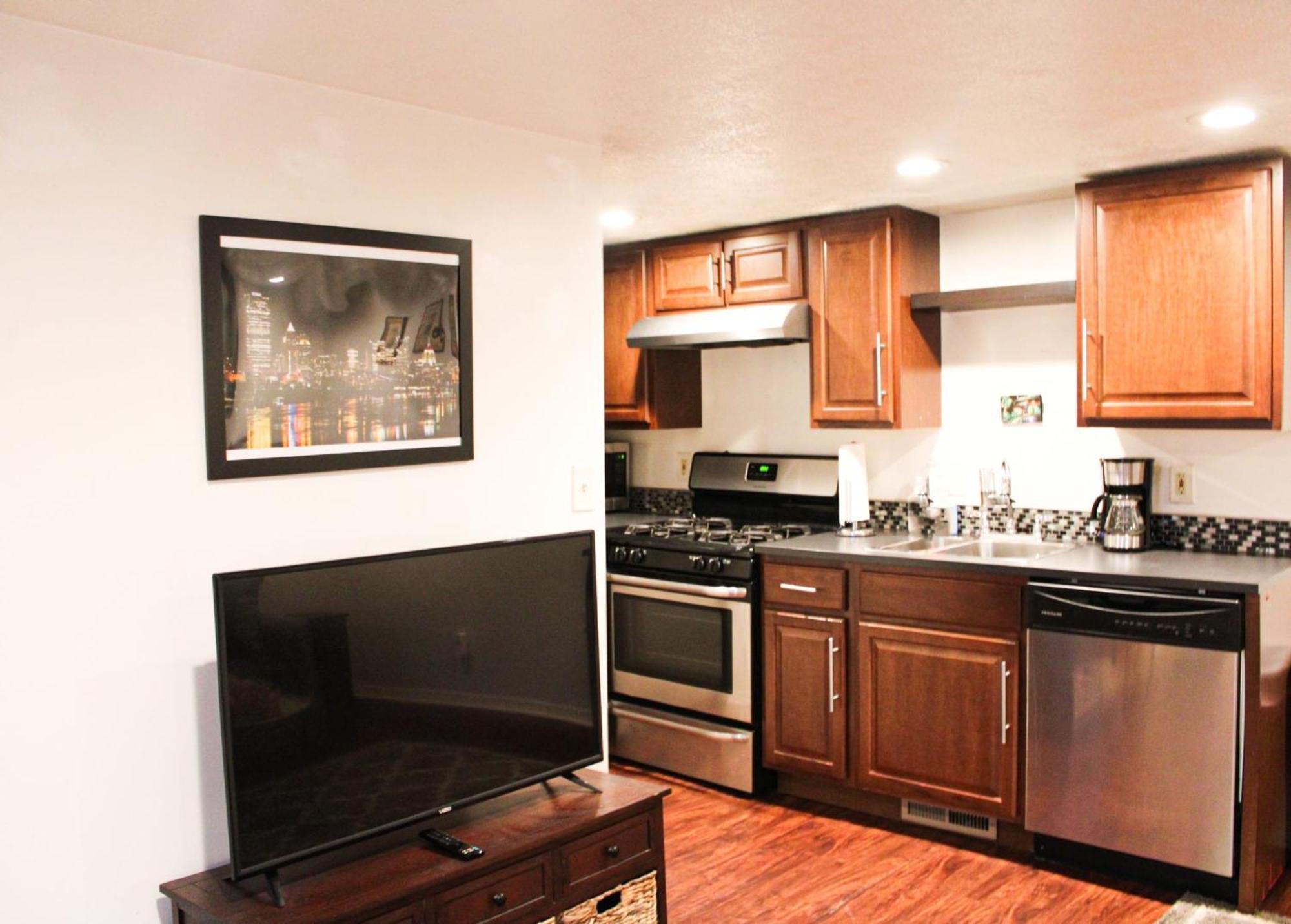 1 Bed Apt - Amazing Location 1 Block To Carson St ピッツバーグ エクステリア 写真